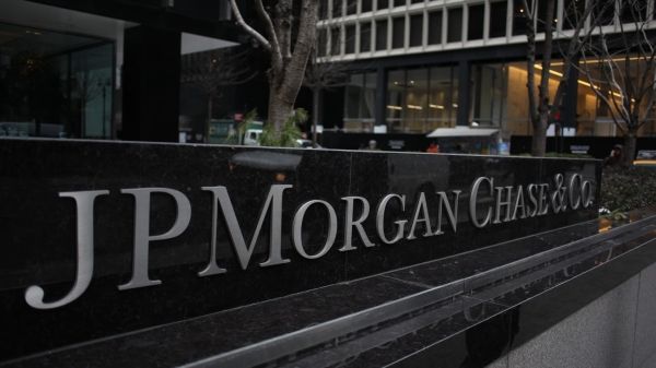 Акции, совершающие самые большие движения в полдень: JPMorgan, Delta Air Lines, PayPal