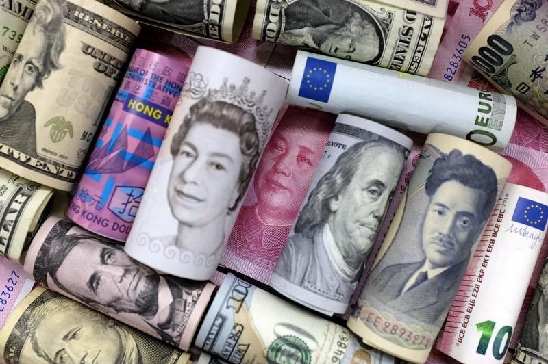Власти обсуждают возможность смягчения проекта о запрете «валютных оговорок» в сделках внутри России